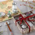 Service à saké japonais en céramique peint à la main dans un élégant coffret cadeau fleuri - Service à Sake 7 Pièces Avec Boîte Cadeau / Bouteille Blanche Fruit Vert (Service de 7)