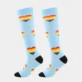 Detailansicht hellblauer Kompressionsstrümpfe mit lebendigen Regenbogen-Herzmustern am Bein - Blauer Regenbogen Herz