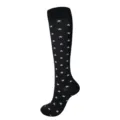 Gros plan sur des chaussettes de compression noires à motif d'étoiles grises - S/M (Taille 34-38) / Étoiles Noires et Blanches