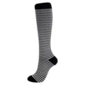 Vue détaillée des chaussettes de compression montantes à rayures noires et blanches - S/M (Taille 34-38) / Fines Rayures Noires et Blanches