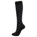 Chaussette de compression noire avec motif à losanges blancs, vue de profil sur fond blanc. - S/M (Taille 34-38) / Lignes de losanges noir et blanc