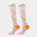 Detailansicht von kniehohen Kompressionsstrümpfen mit rosa und orangefarbenen Herzen. - Grau Bunte Herzen