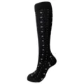 Vue détaillée de chaussettes de compression noires avec motif de losanges blancs. - S/M (Taille 34-38) / Petits Carreaux Noirs et Blancs