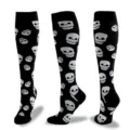 Μαύρες κάλτσες συμπίεσης Halloween με λευκά νεκροκεφαλή από διάφορες οπτικές γωνίες - S/M / Μεγάλο Κρανίο (Μαύρο)