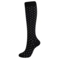 Vue détaillée de la chaussette de compression noire à pois blancs montant au genou - Petits Pois Noir Blanc