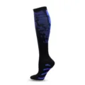 Detailopname van zwart-blauwe kniehoge compressiesokken met geometrisch patroon. - S/M / Blauw