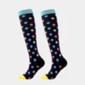 Kniehohe Kompressionsstrümpfe mit bunten Punkten auf dunkelblauem Hintergrund für Sport - Schwarzer Polka Dot