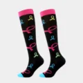 Nahaufnahme der schwarzen Kniestrümpfe mit bunten Bandmustern für Sport und Fitness - S/M / Lange Streamer