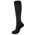Gros plan d'une chaussette de compression noire avec un motif de rayures à pois blancs verticaux - Rayures verticales et lignes fines
