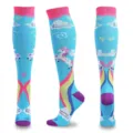 Kniehohe Kompressionssocken mit einem lebendigen Einhorn und buntem Regenbogen-Design - S/M / Regenbogen Einhorn/Blau