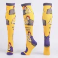 Gelbe Kompressionsstrümpfe mit Rosie the Riveter Grafik und lila Akzenten für Sport - S/M / Starkes Mädchen/Gelb