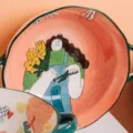 Bol rétro en céramique avec poignées orné d'une illustration de fille aux fleurs. - 7,5 Pouces / Good Mood Girl Illustration