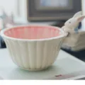 Cuenco de postre decorativo de cerámica japonesa con un lindo conejo blanco en el borde - Bowl Interior Conejo Blanco