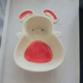 Cuenco de cerámica blanca pintado a mano con forma de conejo para postres y orejas rojas - Bowl Conejo Abrazo