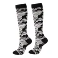 Kniehoge compressiekousen met zwart en grijs camouflagepatroon voor sportactiviteiten - Camouflage A