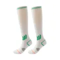 Witte sport compressiekousen met groene accenten voor hardlopen en fitness - S/M / Voetmassage Stijl / Wit