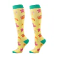 Gele compressiekousen met oceanische cartoonprints en groenblauwe accenten. - S/M / Krab Zeester