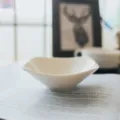 Assiette creuse carrée élégante en porcelaine blanche avec bords incurvés fins. - 13.5*4cm / Blanc (Bol Petit avec Défaut)