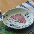 Assiette japonaise en céramique peinte à la main avec poisson rouge et calligraphie - Vivaneau Bleu et Blanc / Grandes assiettes rondes