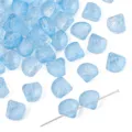 Detalle macro de cuentas de vidrio festonadas azul claro irisadas para joyas DIY - Juego de 20 Piezas / Brillo Plateado Azul Translúcido