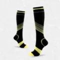 Chaussettes de compression noires avec des rayures jaunes pour le soutien des mollets - S/M / Jaune