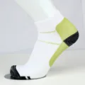 Witte compressie enkelsokken met groene accenten voor sporten en hardlopen outdoor. - Wit en Groen