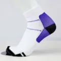 Witte en paarse sportcompressiesokken voor hardlopen en verlichting van fasciitis plantaris - Wit + Paars