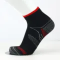Zwarte sport compressiesokken met rode rand voor hardlopen en verlichting van fasciitis plantaris. - Zwart + Rood