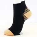 Zwarte en oranje sport compressie hardloopsokken gepresenteerd op een etalagepop - Beige Patroon