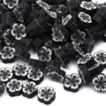 Primer plano detallado de cuentas de flores de arcilla polimérica en blanco y negro DIY - Pack de 30 / Negro