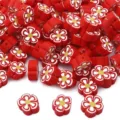 Vista detallada de cuentas de arcilla polimérica de flores rojas para joyería artesanal - Pack de 30 / Rojo