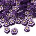 Vista detallada de cuentas de arcilla polimérica de flores moradas para bricolaje - Pack de 30 / Púrpura profundo