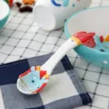 Mignonne cuillère en céramique dessin animé coq peint à la main pour set de table - Forme de Dragon / 2 Pièces/Ensemble / Bleu ciel