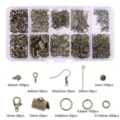 Detaillierte Makroansicht des Bronze-Schmuckzubehör-Sets mit Karabinern und Binderingen - 10-Fächer-Packung / Antikbronze