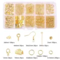 Detailansicht von goldenem Schmuckzubehör einschließlich Binderingen und Verschlüsse - 10-Fächer-Packung / Gold
