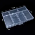 Vista dettagliata della scatola trasparente a 7 scomparti, dimensioni 11,6x8x2 cm. - Angoli arrotondati fondo rettangolare / 1 Pezzo / Trasparente