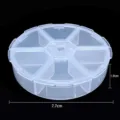 Dettaglio della scatola rotonda trasparente a 7 scomparti per gioielli, 7,7 cm x 1,9 cm - 6-Cavity Round / 1 Pezzo / Trasparente