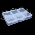 Dettaglio della scatola in plastica trasparente a 6 scomparti con misure 8x5,7x1,4 cm. - Divisore a 6 Griglie / 1 Pezzo / Trasparente