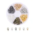 Vue détaillée d'un kit de bijoux avec boîte à 6 compartiments et fermoirs mousquetons variés - Boîte de Fermoirs Mousquetons 6 Comp. / 120 Pièces/Pack / 12mm / Mix 6 Couleurs