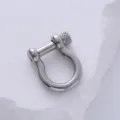 Dettaglio di una fibbia a ferro di cavallo in acciaio inossidabile per artigianato. - modello 3