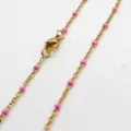 Primo piano di una collana in acciaio inossidabile dorato con perline in smalto rosa. - Stile Oro / 45cm / Rosa