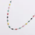 Vista dettagliata della collana in acciaio inossidabile con ciondoli occhio smaltati - Colore acciaio / Multicolore