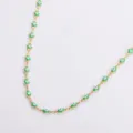 Vista dettagliata dei ciondoli verdi mano di Fatima su una collana in acciaio dorato - Oro / Verde