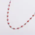 Dettaglio della collana in acciaio inox con mani di Hamsa rosse e ciondoli malocchio. - Colore acciaio / Rosso