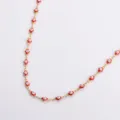 Dettaglio della catena in acciaio inossidabile dorato con ciondoli rossi Hamsa - Oro / Rosso
