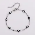 Vista dettagliata del bracciale Hamsa in acciaio inossidabile con ciondoli malocchio neri - Nero