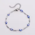 Vista dettagliata del bracciale regolabile in acciaio inossidabile con ciondoli Hamsa - Blu
