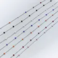 Dettaglio di collane in acciaio inossidabile con perle smaltate colorate arcobaleno - Perline Multicolore / Colore acciaio