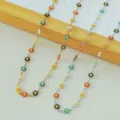 Dettaglio di collane con margherite in smalto colorato su catene in acciaio oro e argento - Multicolore (Colore Acciaio)