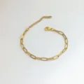 Dettaglio di un braccialetto a catena a graffetta in acciaio inossidabile dorato con chiusura. - 16.5+5cm / Oro